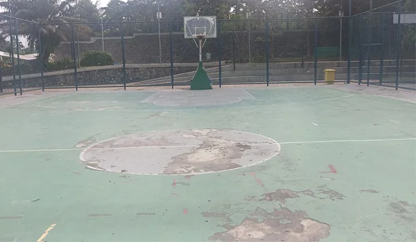 Lantai lapangan olahraga retak dan mengelupas